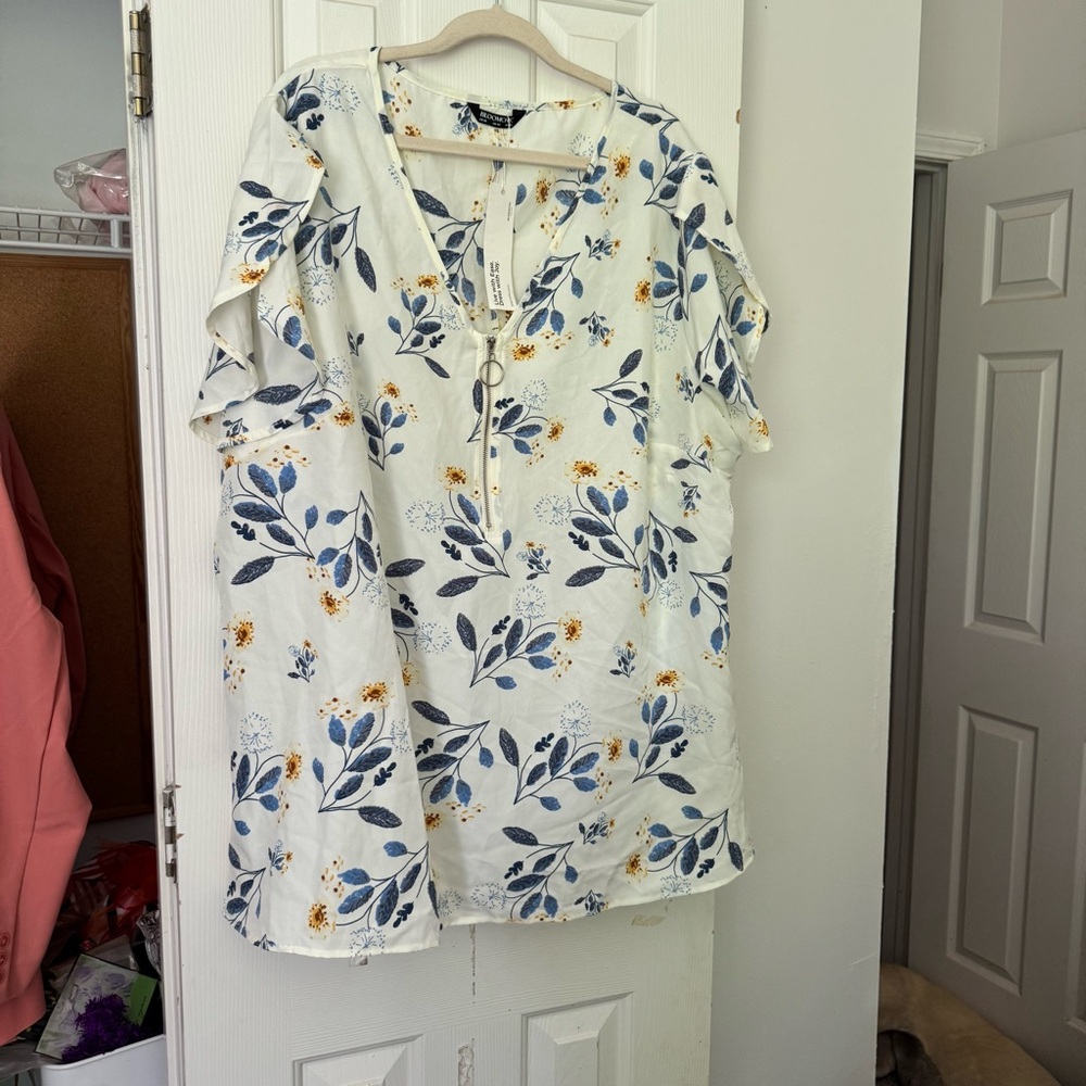 BloomChic Cream V-neck Blouse with Tulip Sleeves Never Worn